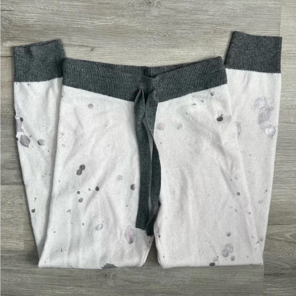 NWT BRODIE CASHMERE Splatter Foil Cashmere Joggers Silver White Pants Knit XS - Picture 10 of 13